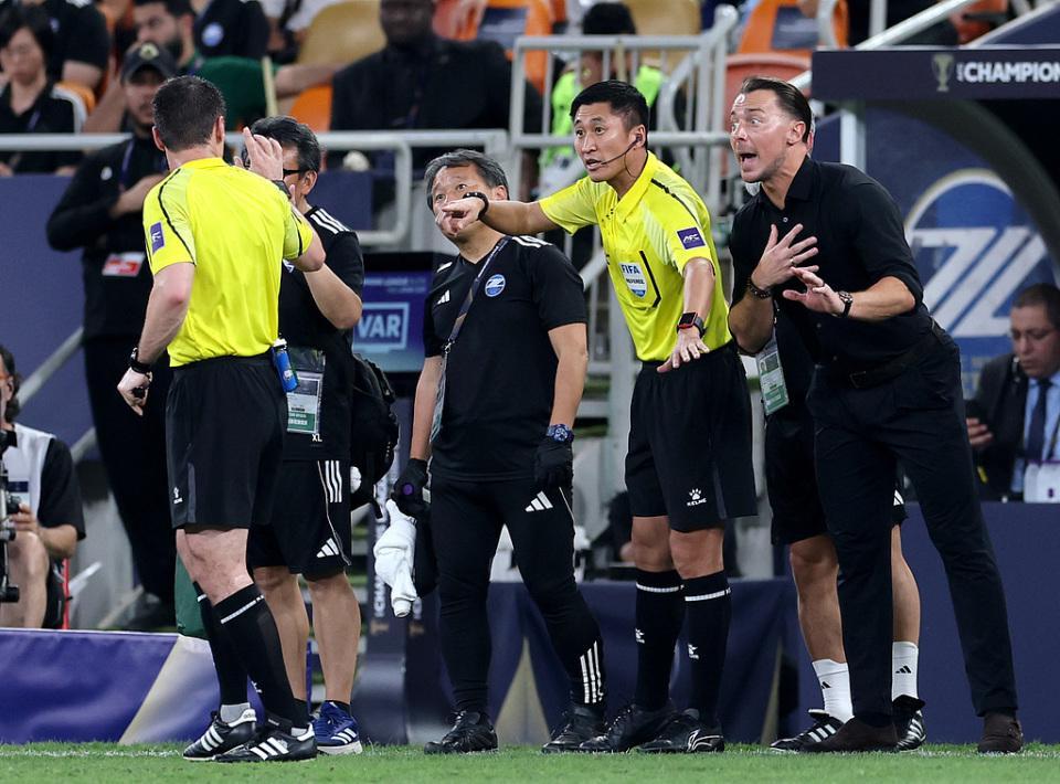 博万体育app下载-马宁抢镜亚冠决赛！指示主裁罚下沙特球员 霸气伸指+喝退对方质疑