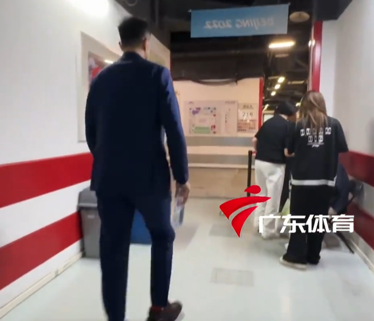 博万体育登录入口-广东回更衣室动态！杜锋落寞，崔永熙绑冰袋，王少杰哭红鼻子！